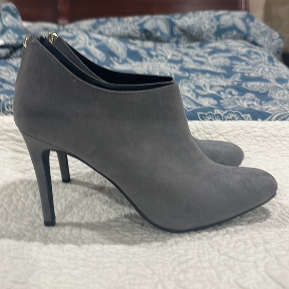 NEW Kelly & Katie Gray Booties - Picture 1 of 7
